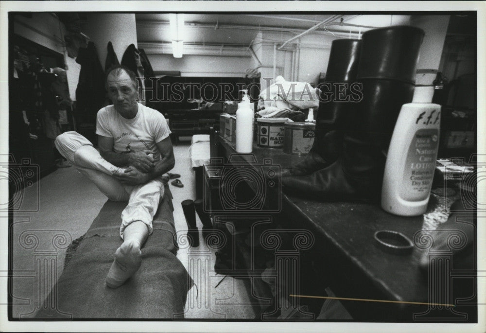 1995 Press Photo Jockey Phillip Ernst Warms Up for Race - Historic Images