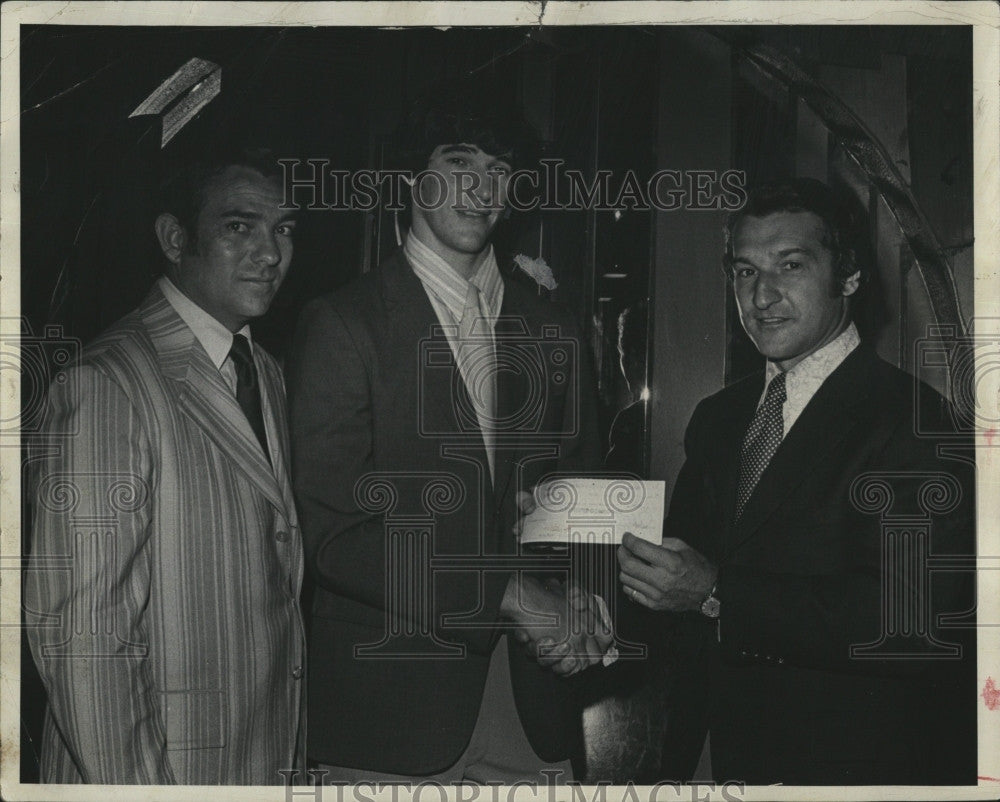 1972 Press Photo Gino Cappelletti Patriots Star Presenting Scholarship - Historic Images