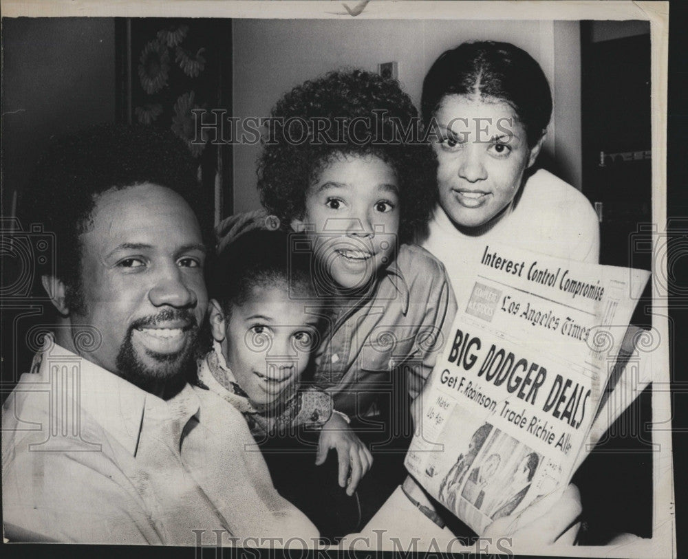 1971 Press Photo LA Dodger slugger Frank Robinson &amp; family - Historic Images