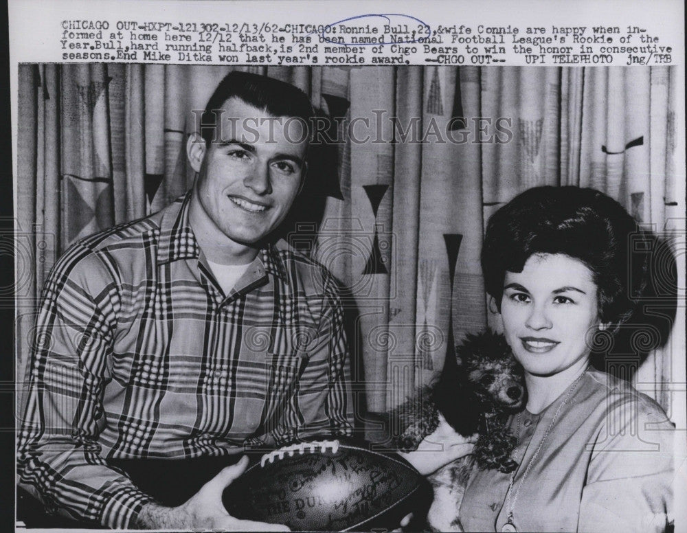 1962 Press Photo Chicago Bear, Ronnie Bull &amp;  wife Connie - Historic Images