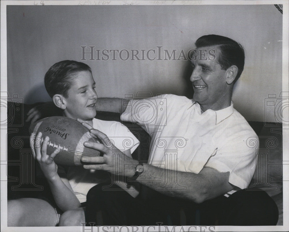 1966 Press Photo Gary Kennedy &amp; dad Bill Kennedy - Historic Images