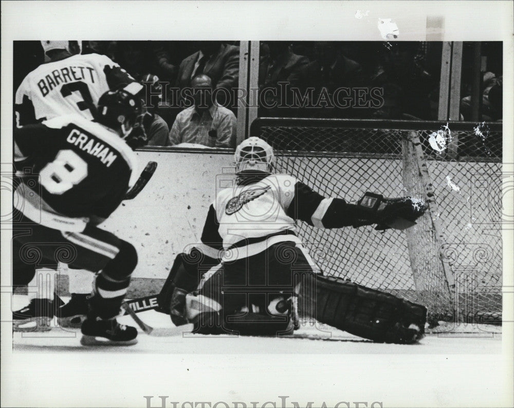 1984 Press Photo Red Wings goalie Greg Stefan stops North Stars puck - Historic Images