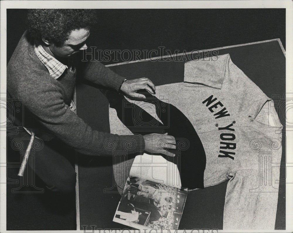 1984 Press Photo Old Babe Ruth Yankees jersey on display at Eddie Bauer store - Historic Images
