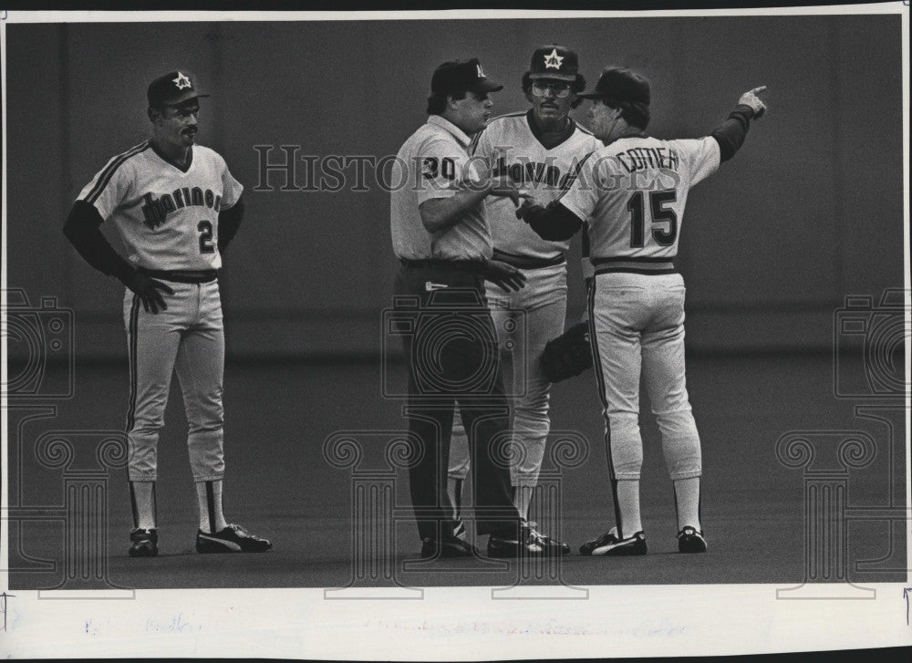 1985 Press Photo Seattle manager Chuck Cottier, Al Cowens &amp; ump Tim Welke - Historic Images