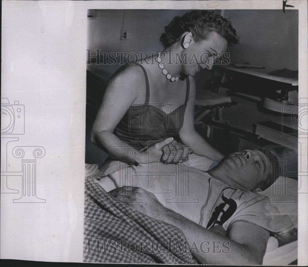 1952 Press Photo Detroit Tiger 2nd baseman Jerry Priddy in hospital - Historic Images