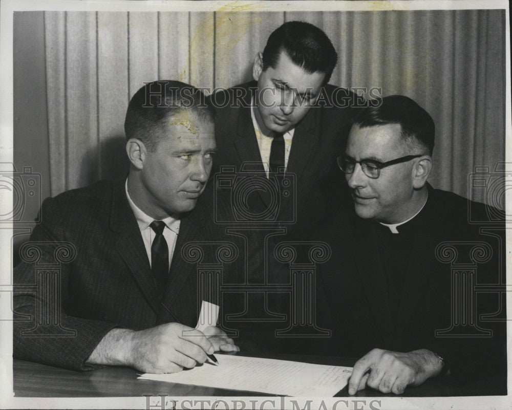 1963 Press Photo Seattle U basketball coach Bob Boyd, Ed O'Brien & Rev JB Kelly - Historic Images