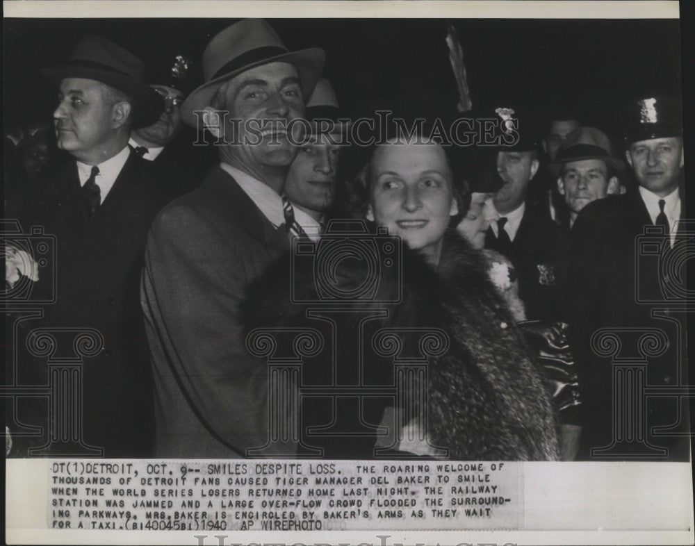 1940 Press Photo Detroit Tiger manager Del Baker &amp; wife &amp; fans - Historic Images