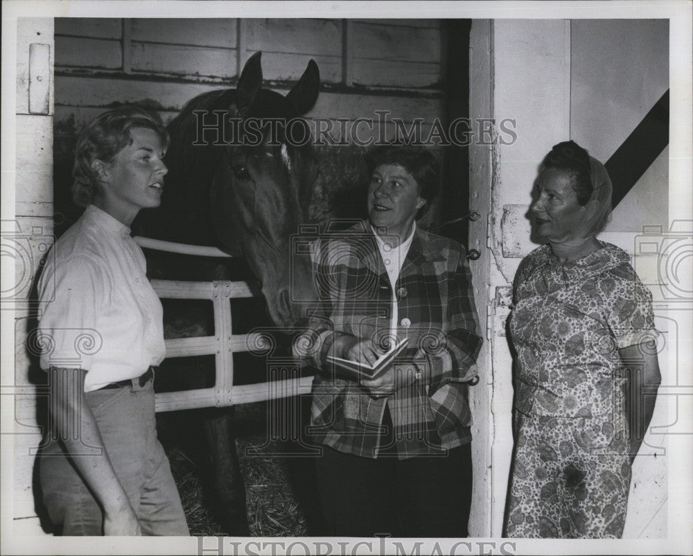 1962 Press Photo Bland Greene, Daphne Cellings and Mona McNaughten in Stables - Historic Images