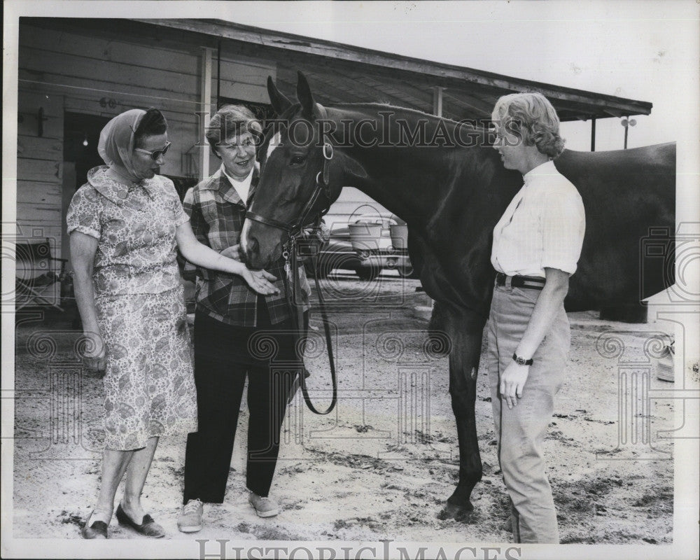 1961 Press Photo Mona McNaughton and Daphne Collings, Horse Trainers - Historic Images