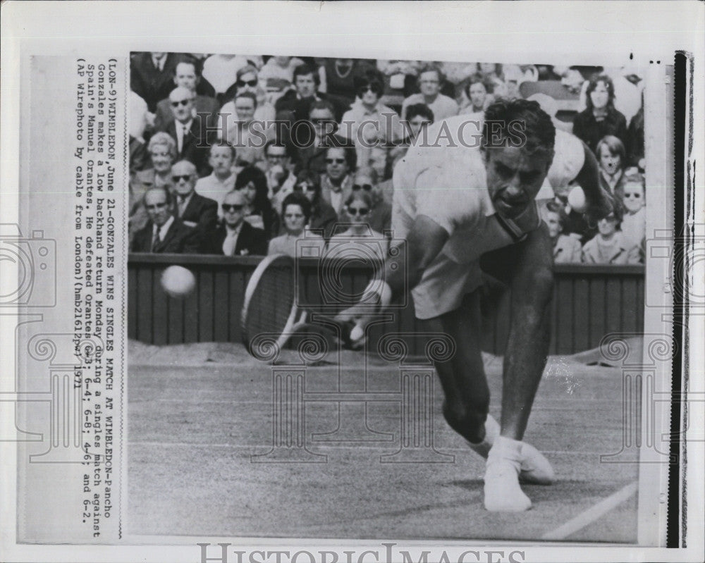 1971 Press Photo Pancho Gonzales vs Manuel Orantes at Wimbledon - Historic Images
