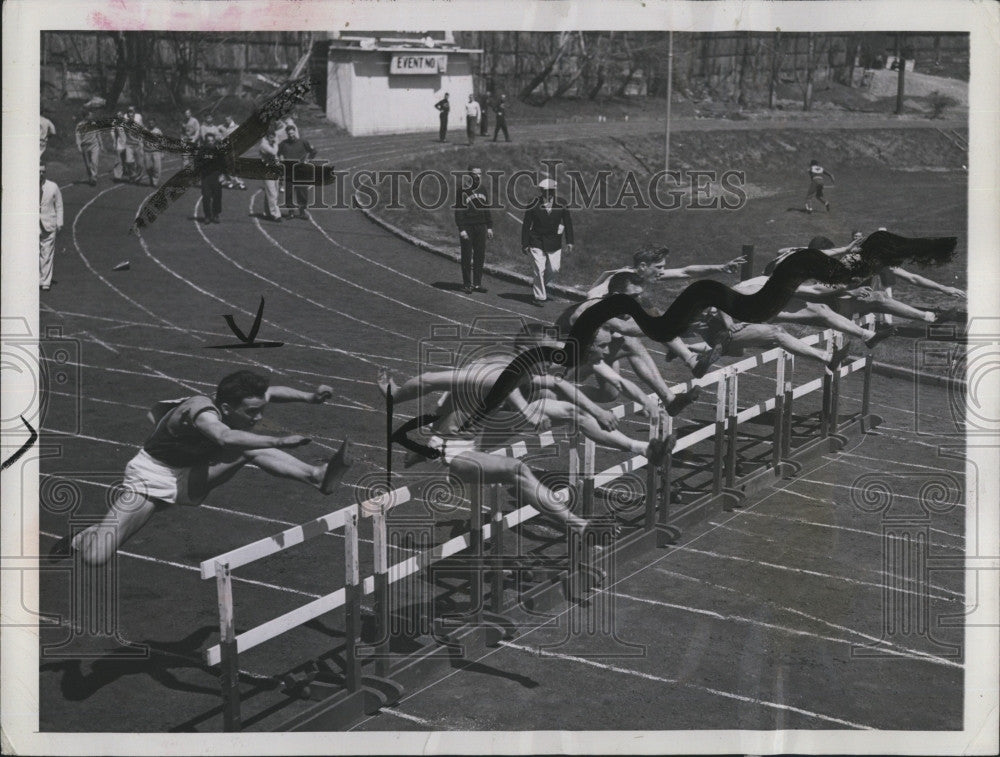 1943 Press Photo Hurdlers Run Track at Des Moines - Historic Images