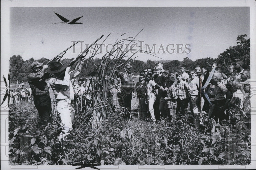 1966 Press Photo Geroge Salo and Pete Petrumoulz Demonstration on Duck Shooting - Historic Images