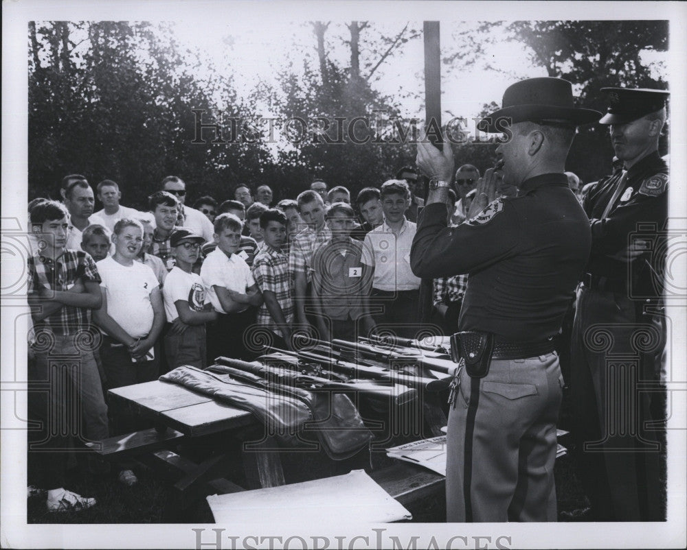 1965 Press Photo Fred Scholtz and Ken Howell in Gun Safety Class - Historic Images