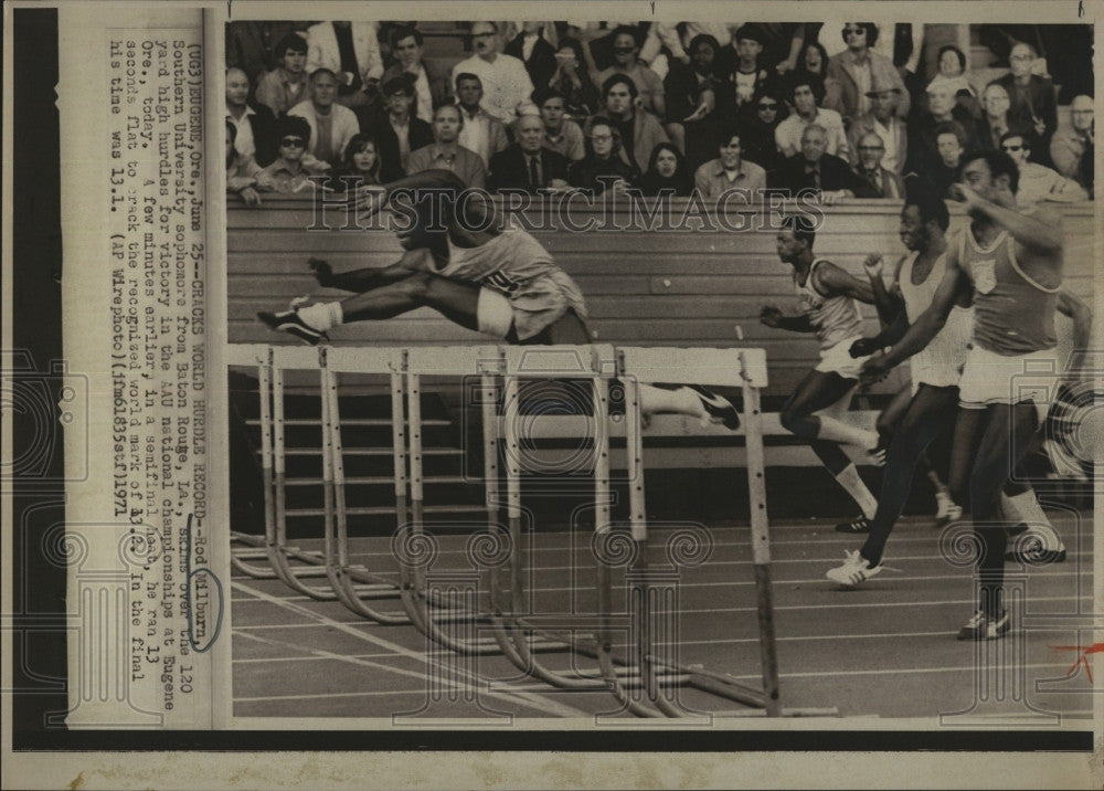 1971 Press Photo Rodney Milburn of Southern U at 12 high hurdles - Historic Images