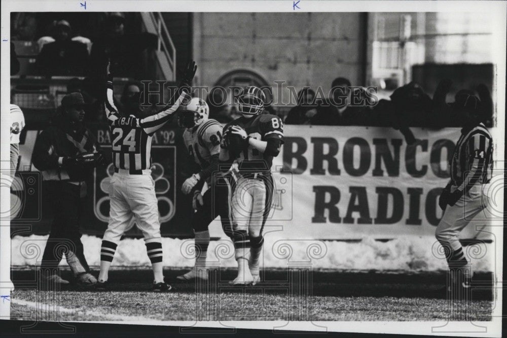 1991 Press Photo Referee signals TD for Vance Johnson - Historic Images