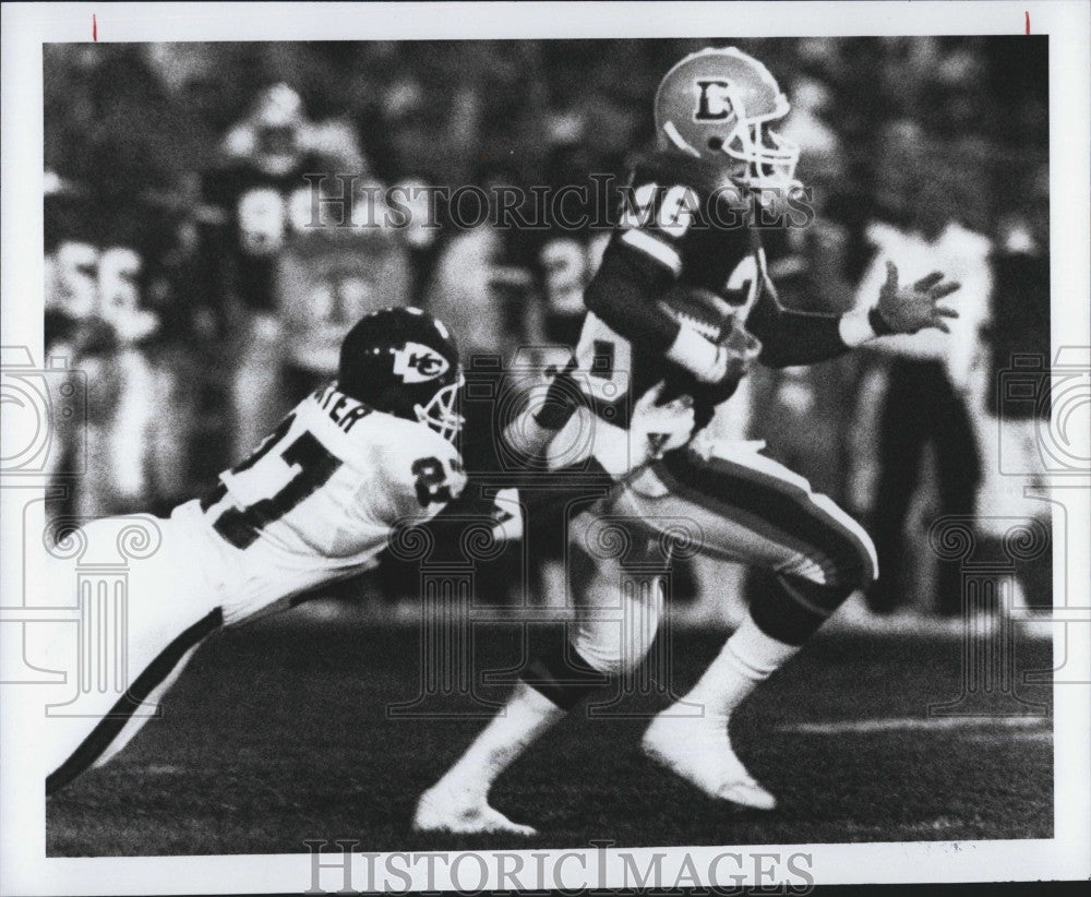 1990 Press Photo Chiefs Kevin Porter tackles Bobby Humphrey - Historic Images