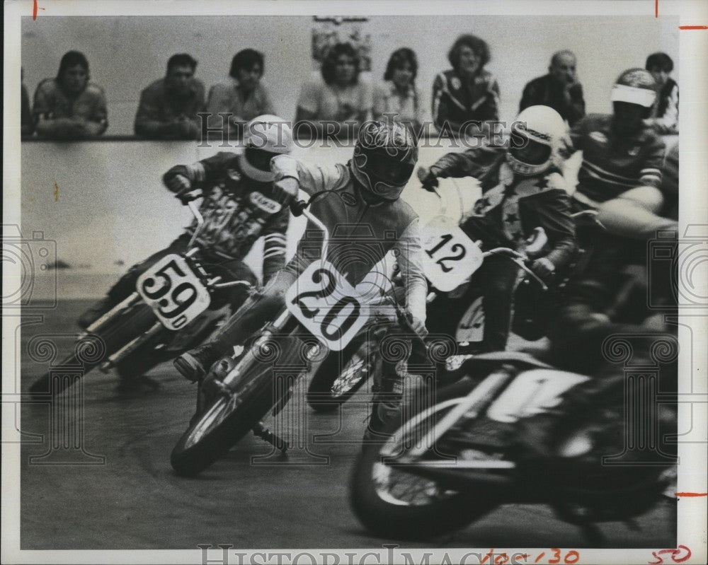 1977 Press Photo Chuck Bush, Jamie Tichenor in Bayfront cycle race - Historic Images