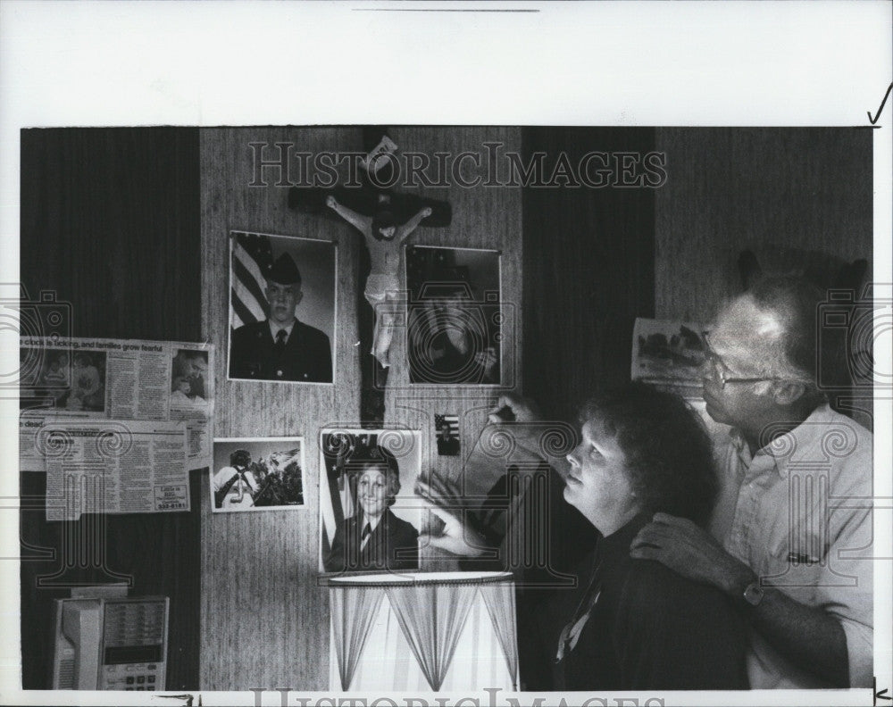 1991 Press Photo Fifefield family and pics of their military family - Historic Images