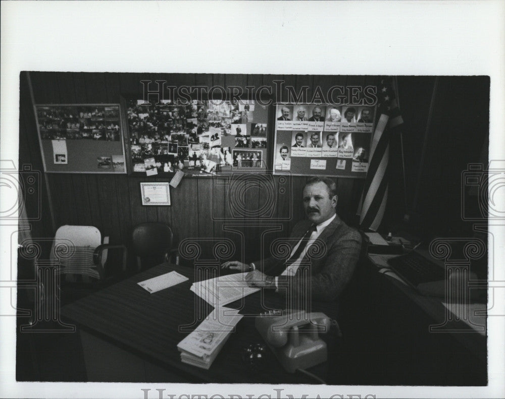 1989 Press Photo Taylor Mayor, Cameron Priebe in his office - Historic Images