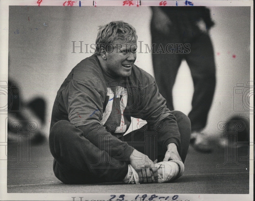 1986 Press Photo Karl Mecklenburg during Broncos practice - Historic Images