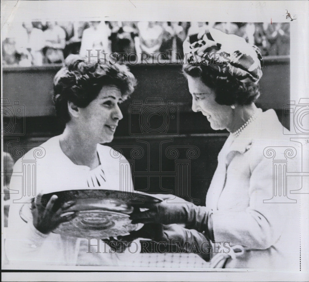 1964 Press Photo Brazilian Tennis Player Maria Bueno Presented Wimbledon Title - Historic Images