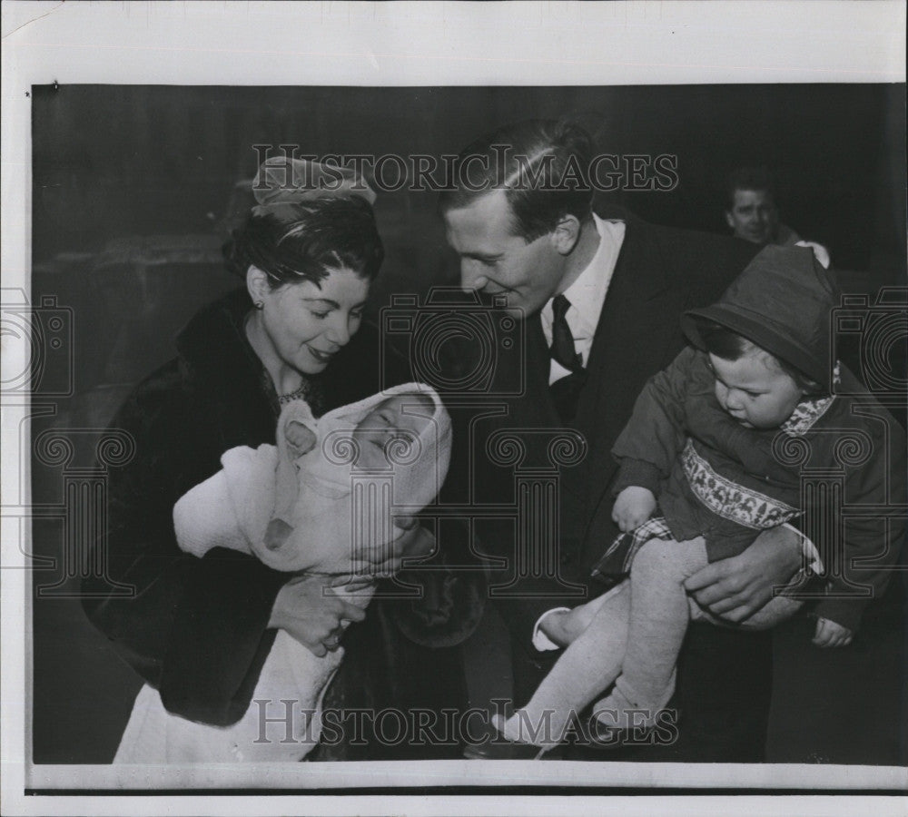 1959 Press Photo Dr Roger Bannister and his family - Historic Images