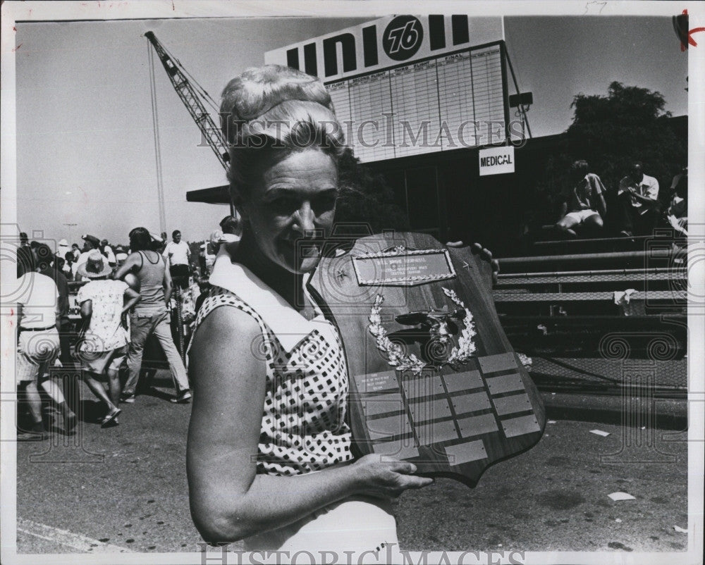 1973 Press Photo Faye Brow &amp; Bill Brow Memorial trophy - Historic Images