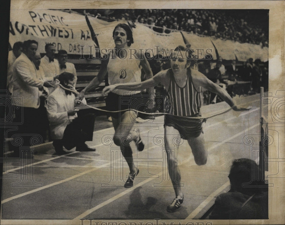 1973 Press Photo Jim Johnson Wins Mile Run At Seattle Indoor Invitational - Historic Images