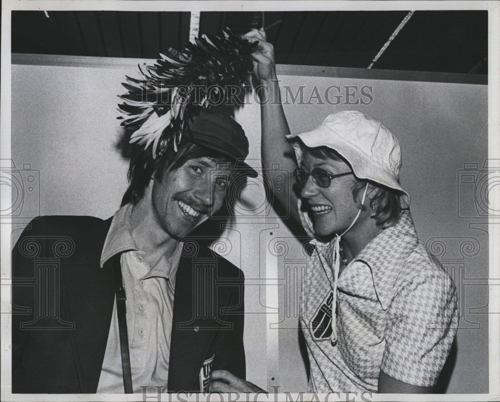 1975 Press Photo Runners Jim Johnson &amp; Pat Van Wolvelaere Return From China Trip - Historic Images