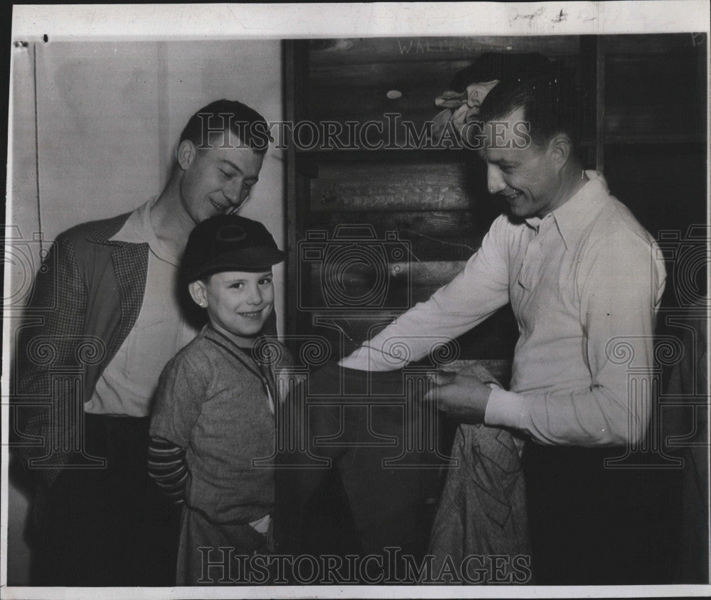 1942 Press Photo Billy Walters Checks In For Reds Training Camp - Historic Images