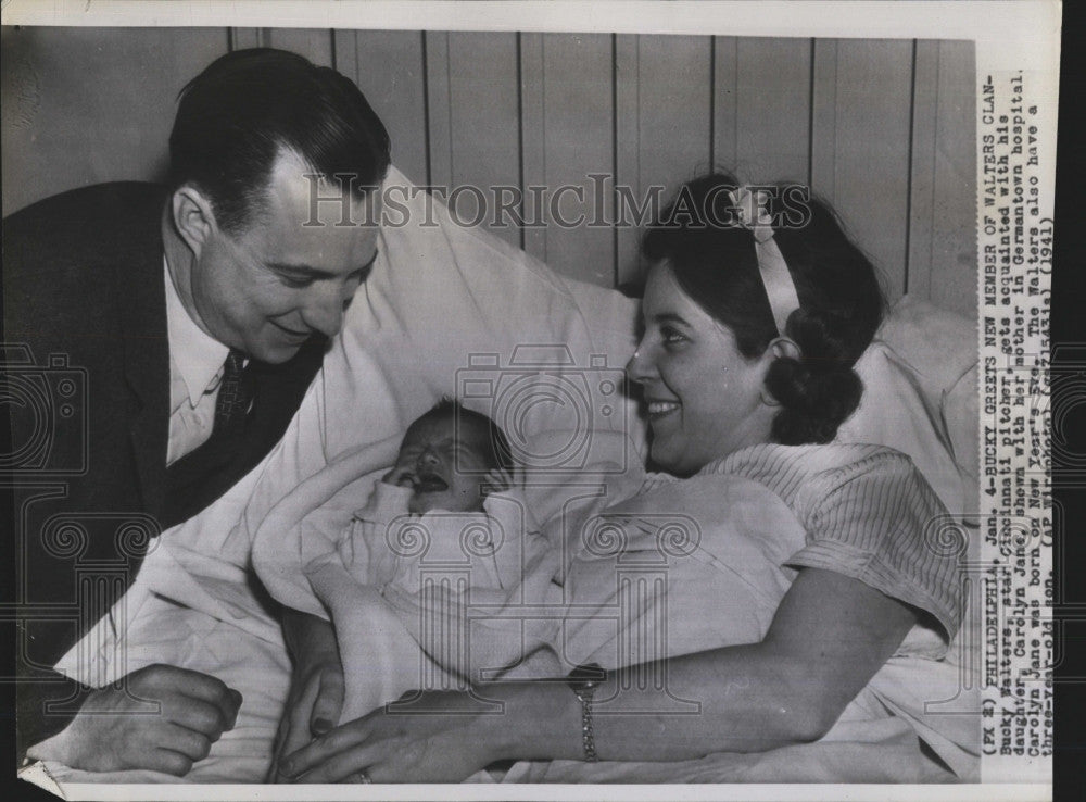 1941 Press Photo Reds Pitcher Bucky Walters Greets Daughter Carolyn - Historic Images