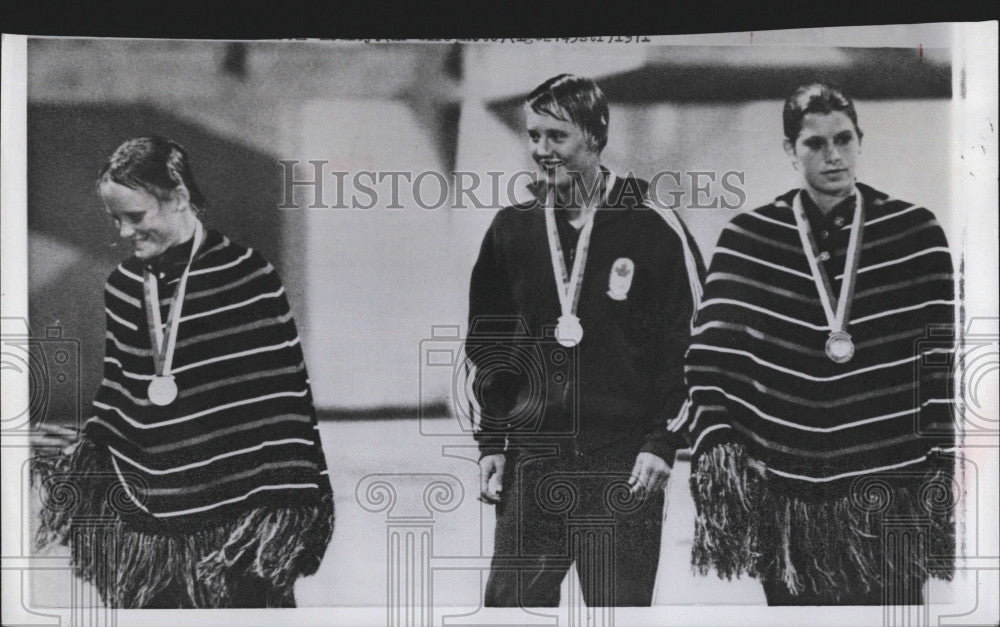 1971 Press Photo Susie Atwood Receives Silver Medal In 200-Meter Medley Swim - Historic Images