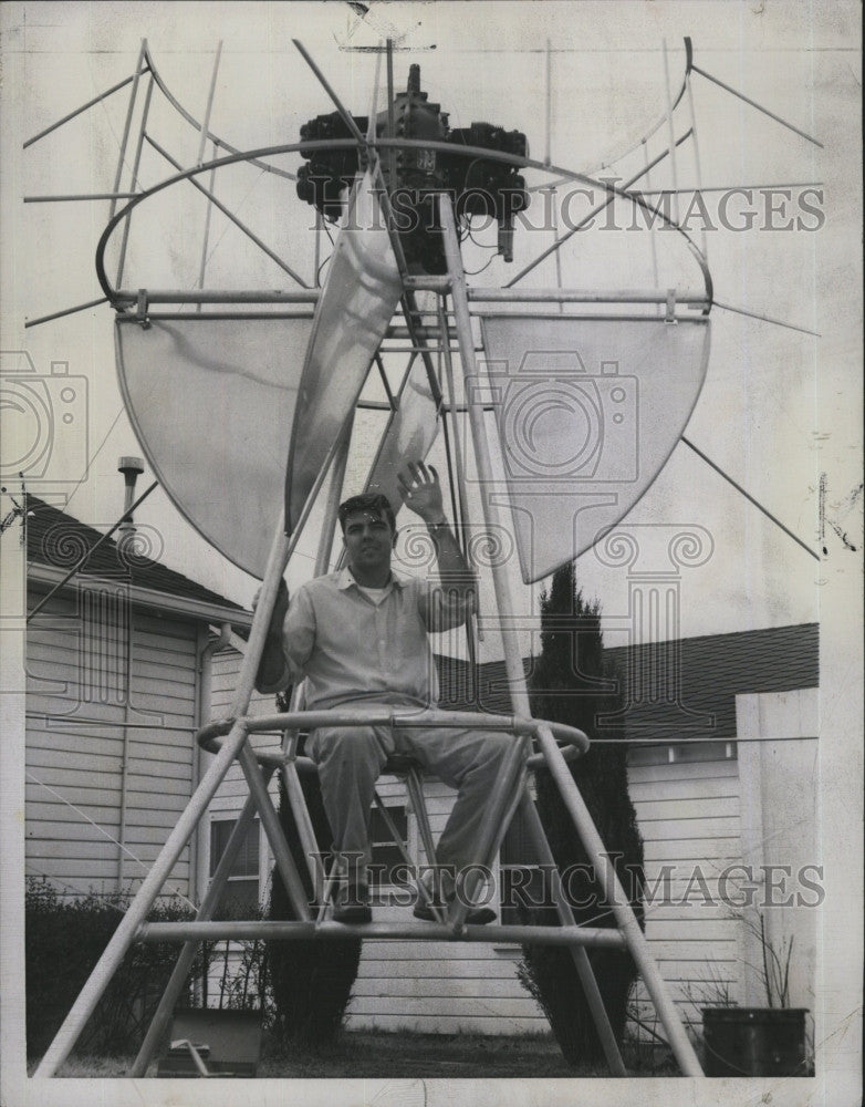 1957 Press Photo Jim West in his paraplane invention - Historic Images