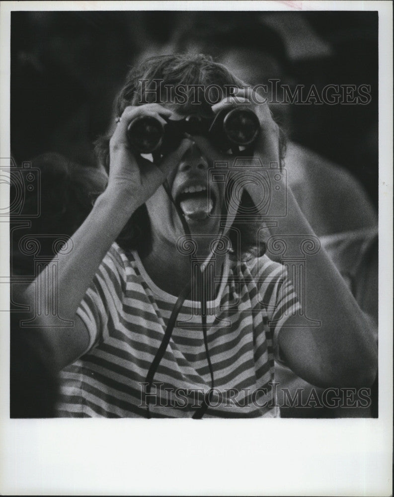 1983 Press Photo A Simon and Garfunkel fan at a concert - Historic Images