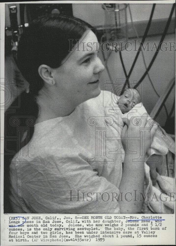 1975 Press Photo Charlotte Lange with her only surviving sextuplet, Jolene - Historic Images