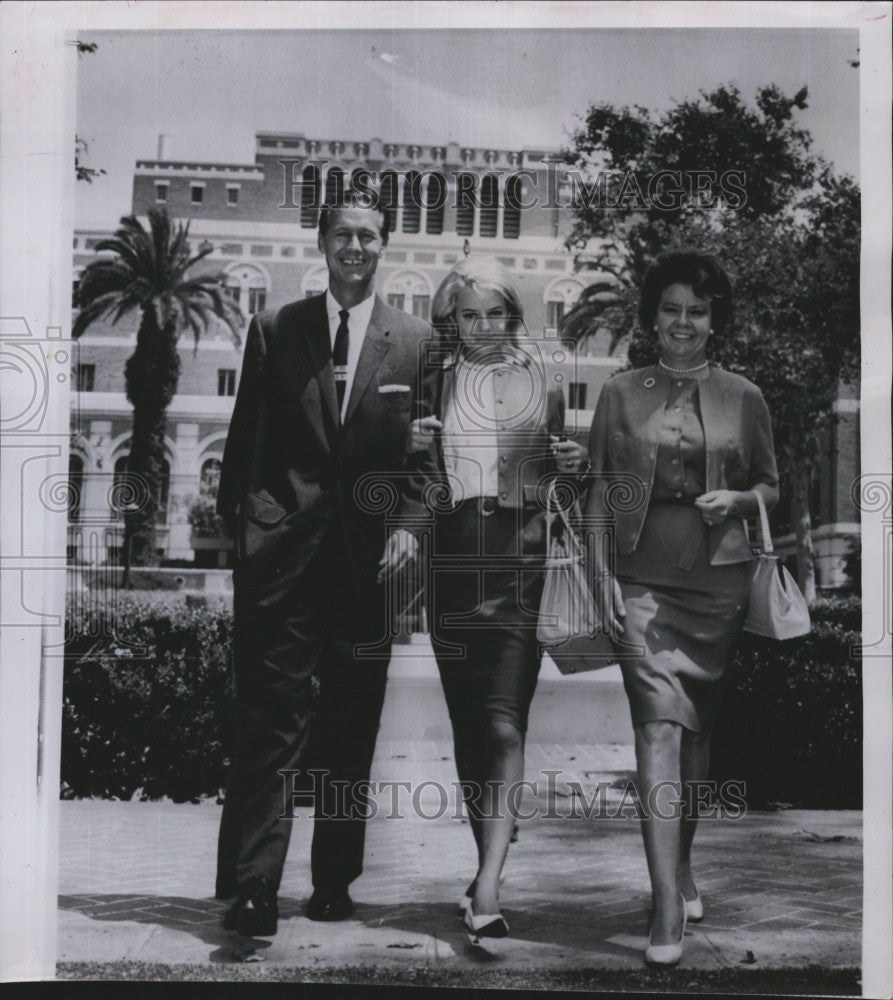 1962 Press Photo Swoosie Kurtz and parents on USC campus - Historic Images