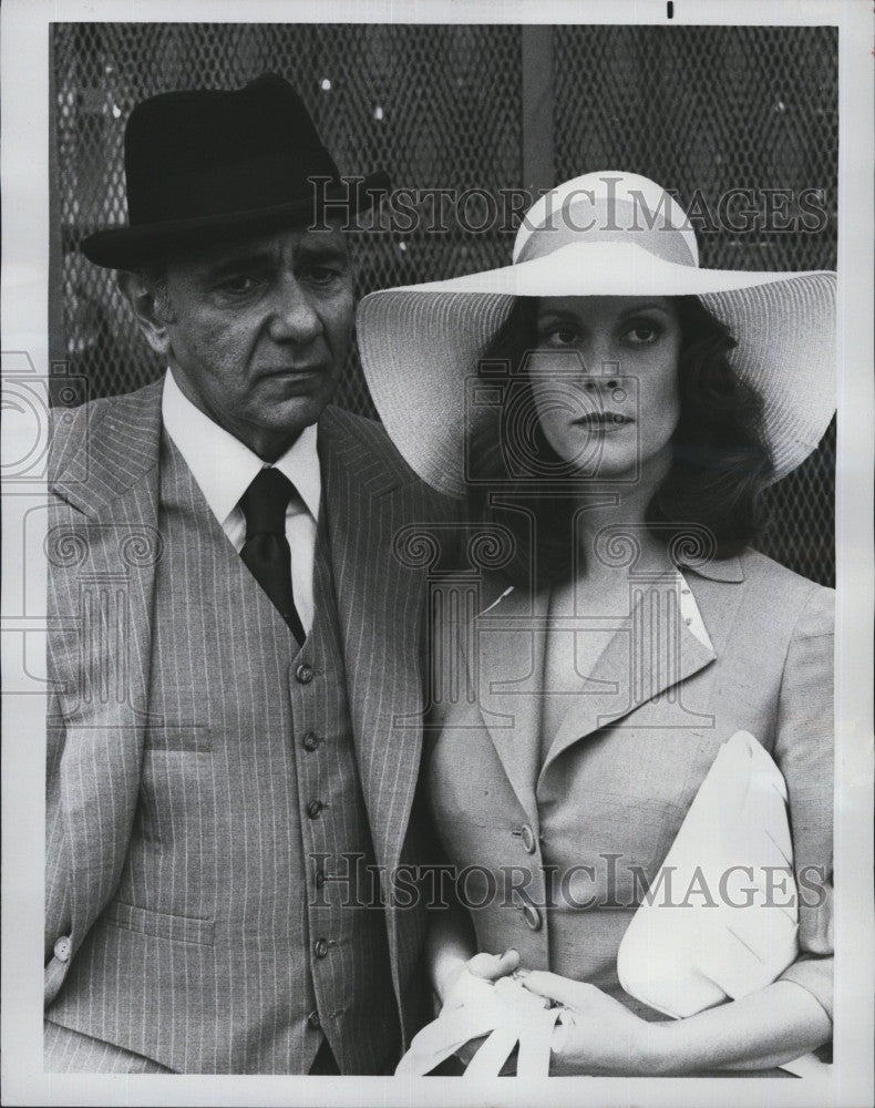 1977 Press Photo Lesley Ann Warren and Michael Constantine in &quot;79 Park Avenue&quot;. - Historic Images