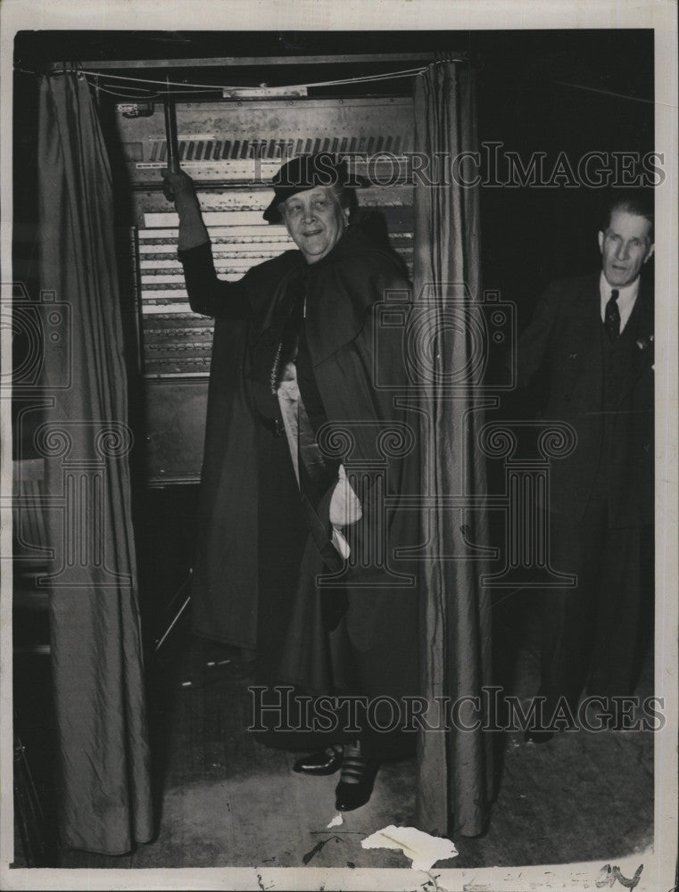 1936 Press Photo Mother of President Mrs. James Roosevelt at polling place - Historic Images