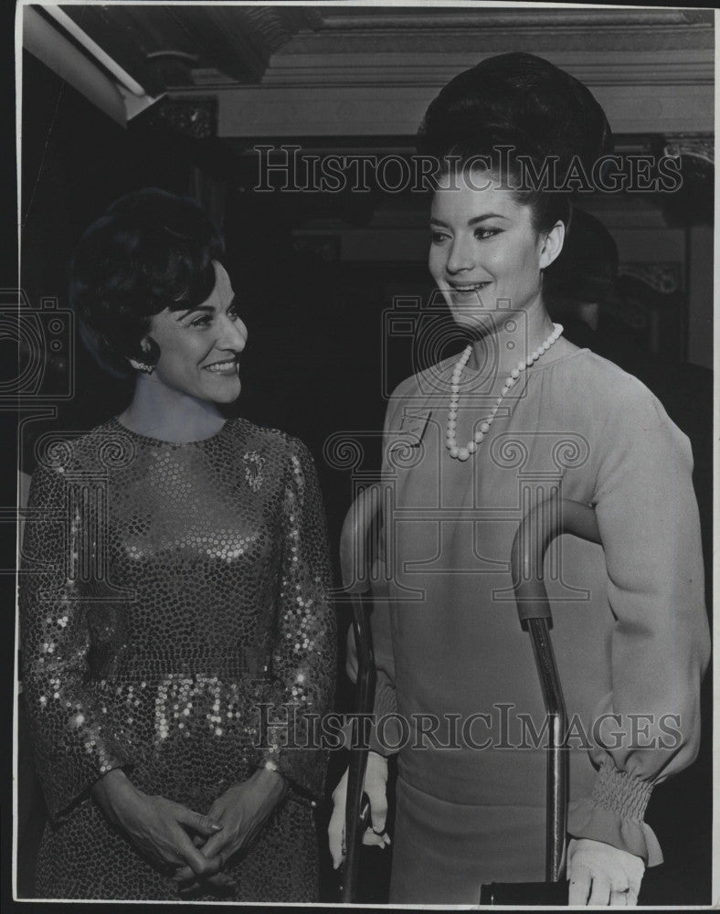 1967 Press Photo Abigail Van Buren, &quot;Dear Abby&quot; and Roberta Scott - Historic Images