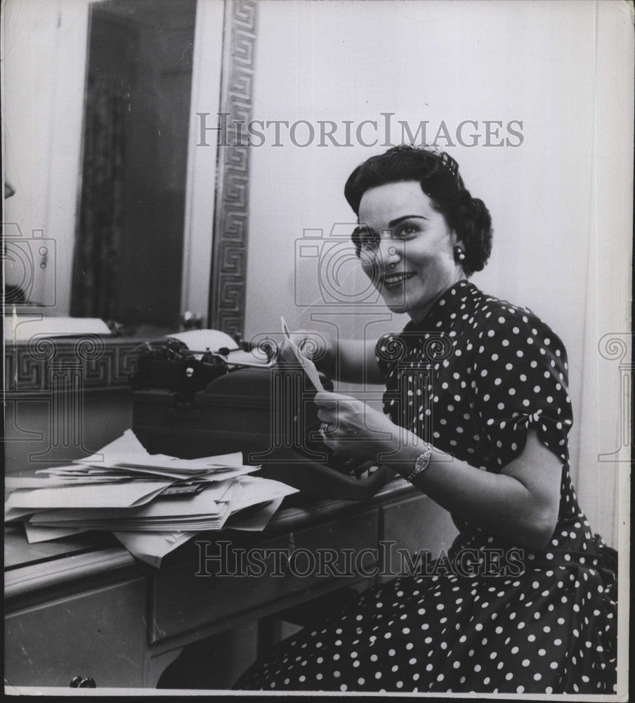 1956 Press Photo Abigail Van Buren, Author of &quot;Dear Abby&quot; - Historic Images