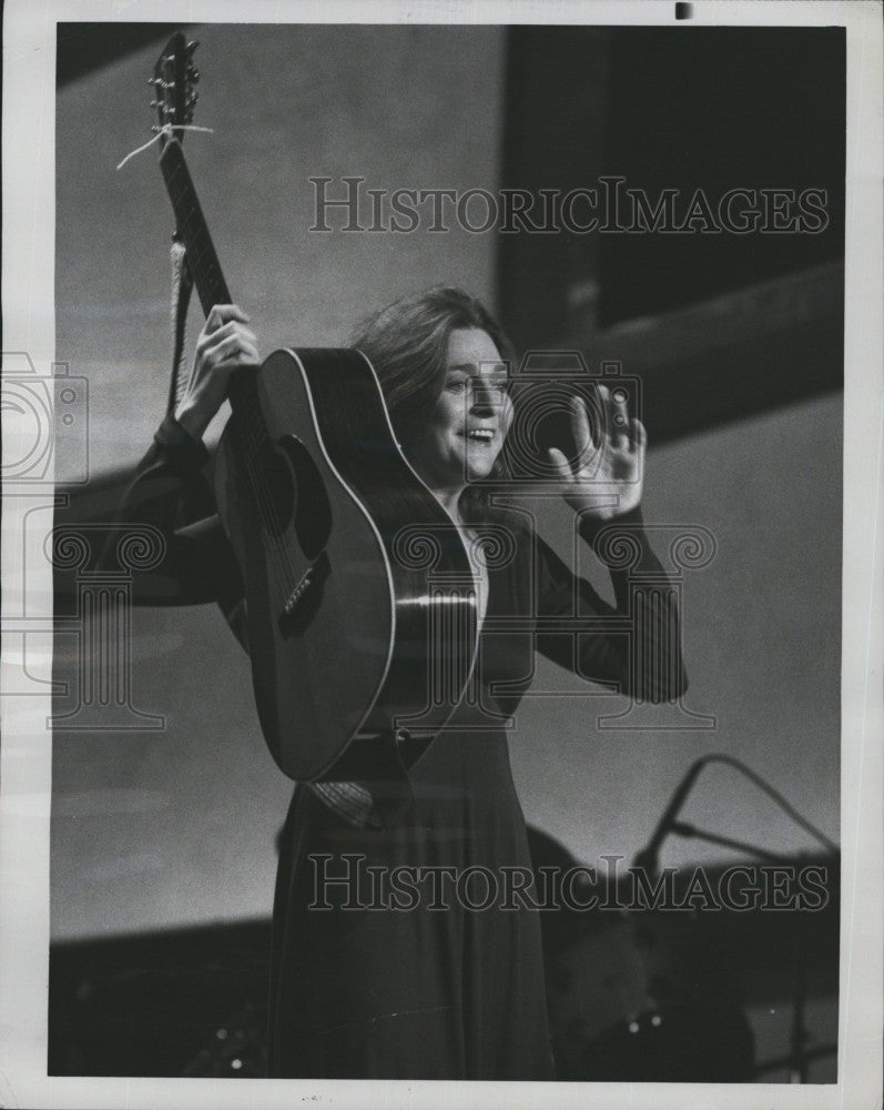 1977 Press Photo Singer Judy Collins in NBC-TV&#39;s &quot;The Midnight Special&quot;. - Historic Images