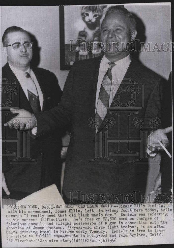 1956 Press Photo Singer Billy Daniels with lawyer Jones Ellis in Felony Court - Historic Images