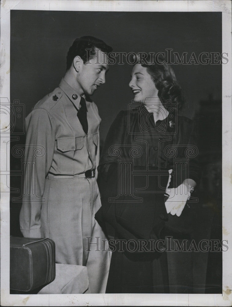 1951 Press Photo Vic Damone greeting Joan Benny at La Guardia Field - Historic Images