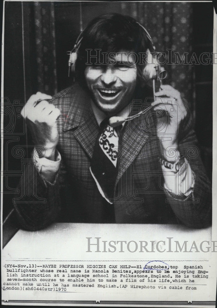 1970 Press Photo El Cordobes, Spanish Matador, enjoys English language school. - Historic Images