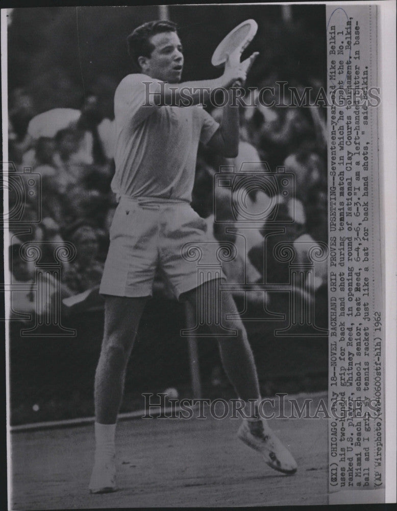 1962 Press Photo Mike Belkin uses his two-handed grip for back hand shot. - Historic Images
