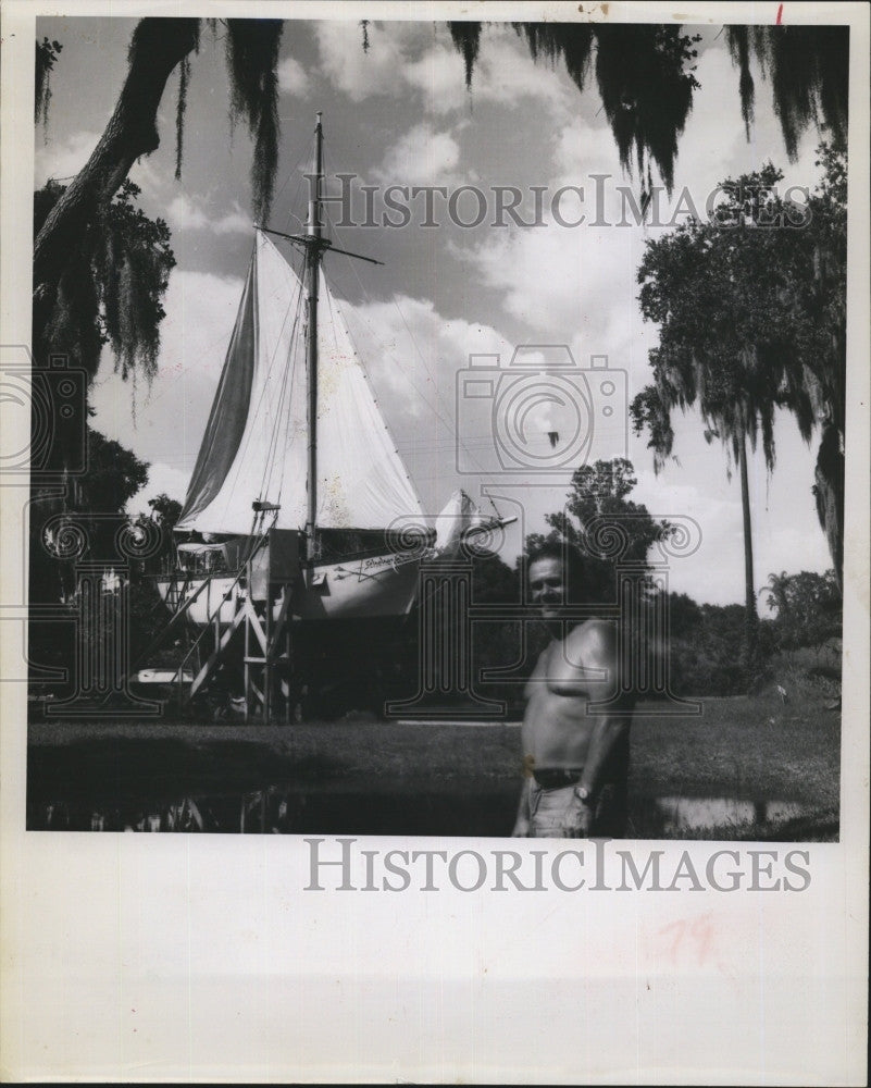 1962 Press Photo Dorwin Dean and his ship &quot;Scheherazade&quot; - Historic Images