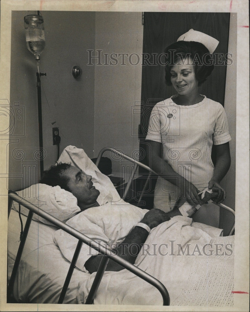 1967 Press Photo Phil Hill and Nurse Kathryn Hensler - Historic Images