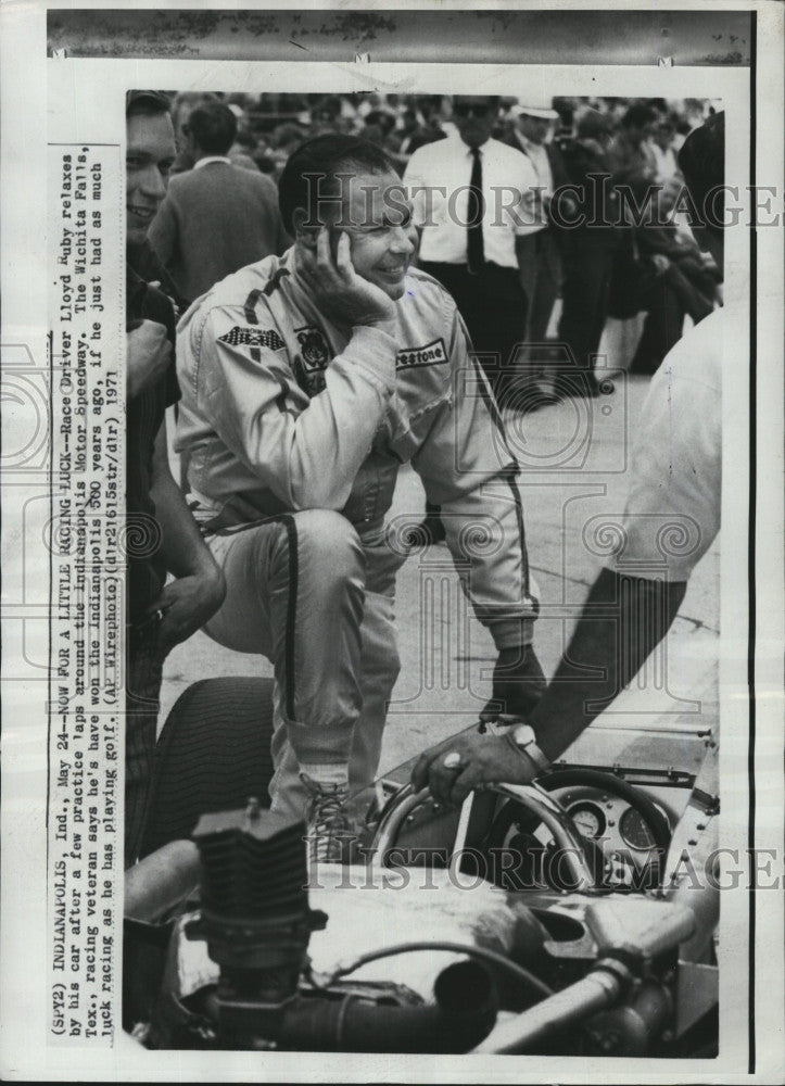 1971 Press Photo Lloyd Ruby, Car racing driver, at his car after his laps. - Historic Images