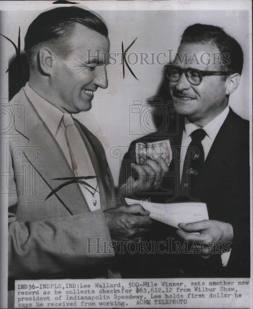 1951 Press Photo Lee Wallace accepts check from Wilbur Shaw - Historic Images