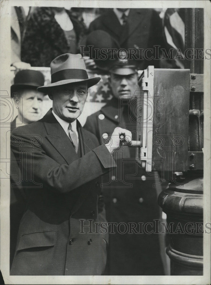1927 Press Photo Mayor James J. Walker of N.Y.turning traffic light switch. - Historic Images